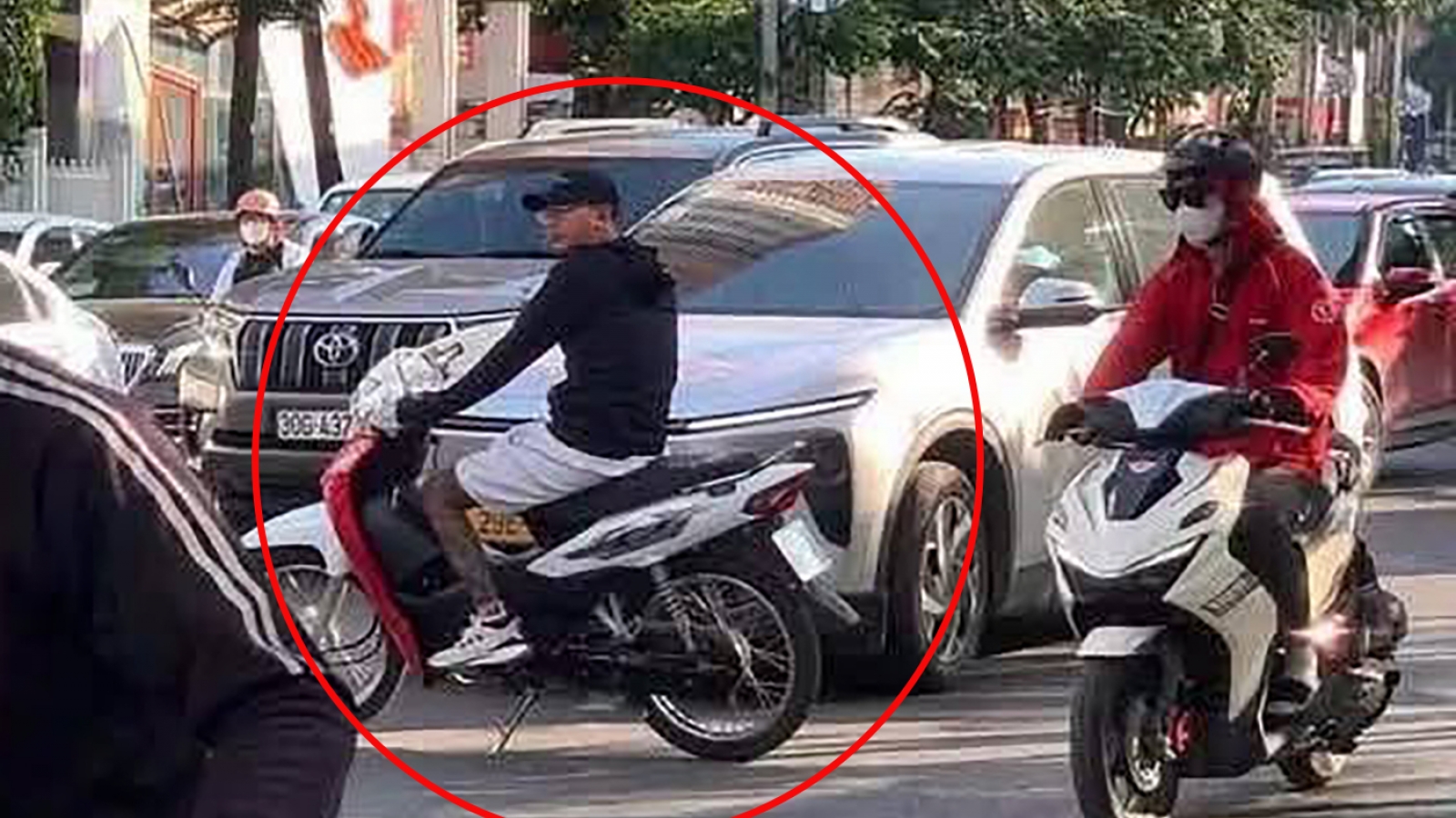 Xác minh clip ô tô, xe máy chặn đầu, đánh võng, tạt đầu nhau trên đường phố Hà Nội