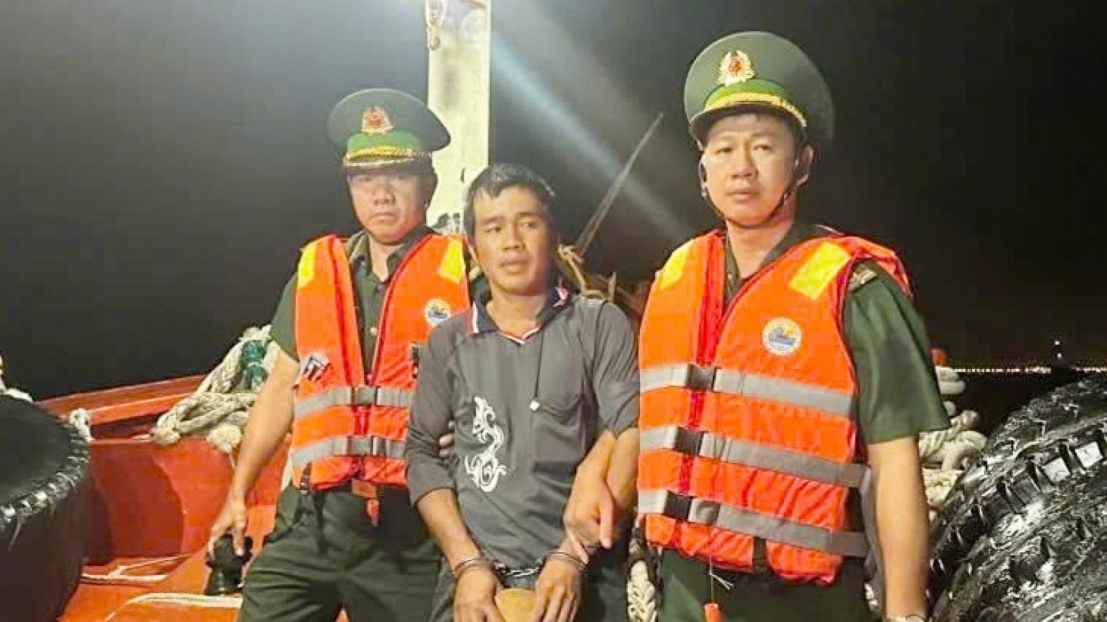 Nóng 24h ngày 21/8: Bắt đối tượng hiếp dâm lẩn trốn trên tàu cá