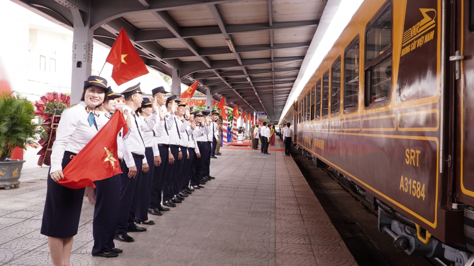 Tàu di sản Huế - Phong Nha khởi hành chuyến đầu tiên