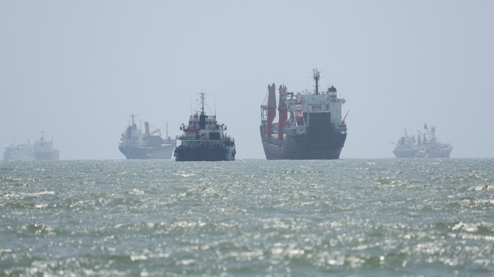 Tàu hàng đi qua eo Hormuz xuống thấp kỷ lục
