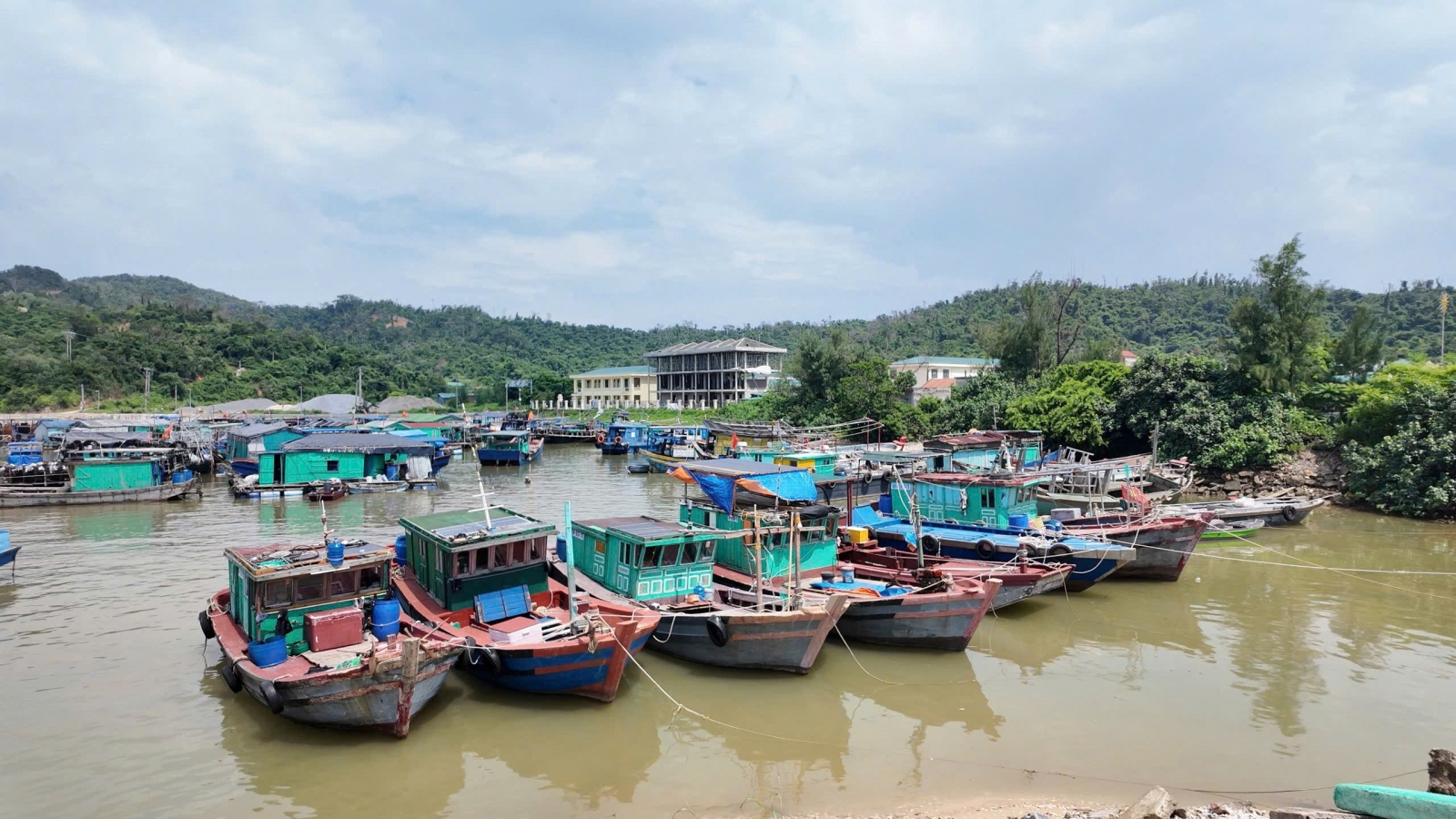 Quảng Ninh cấm biển, tiếp tục ứng phó mưa lớn từ bão số 4