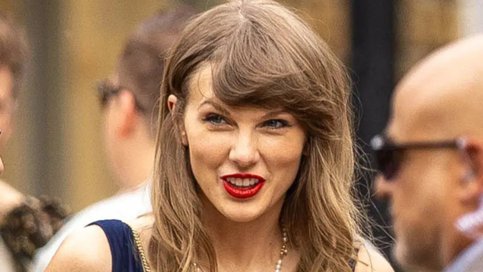 Taylor Swift gây chú ý với nhẫn cưới khi xuất hiện một mình
