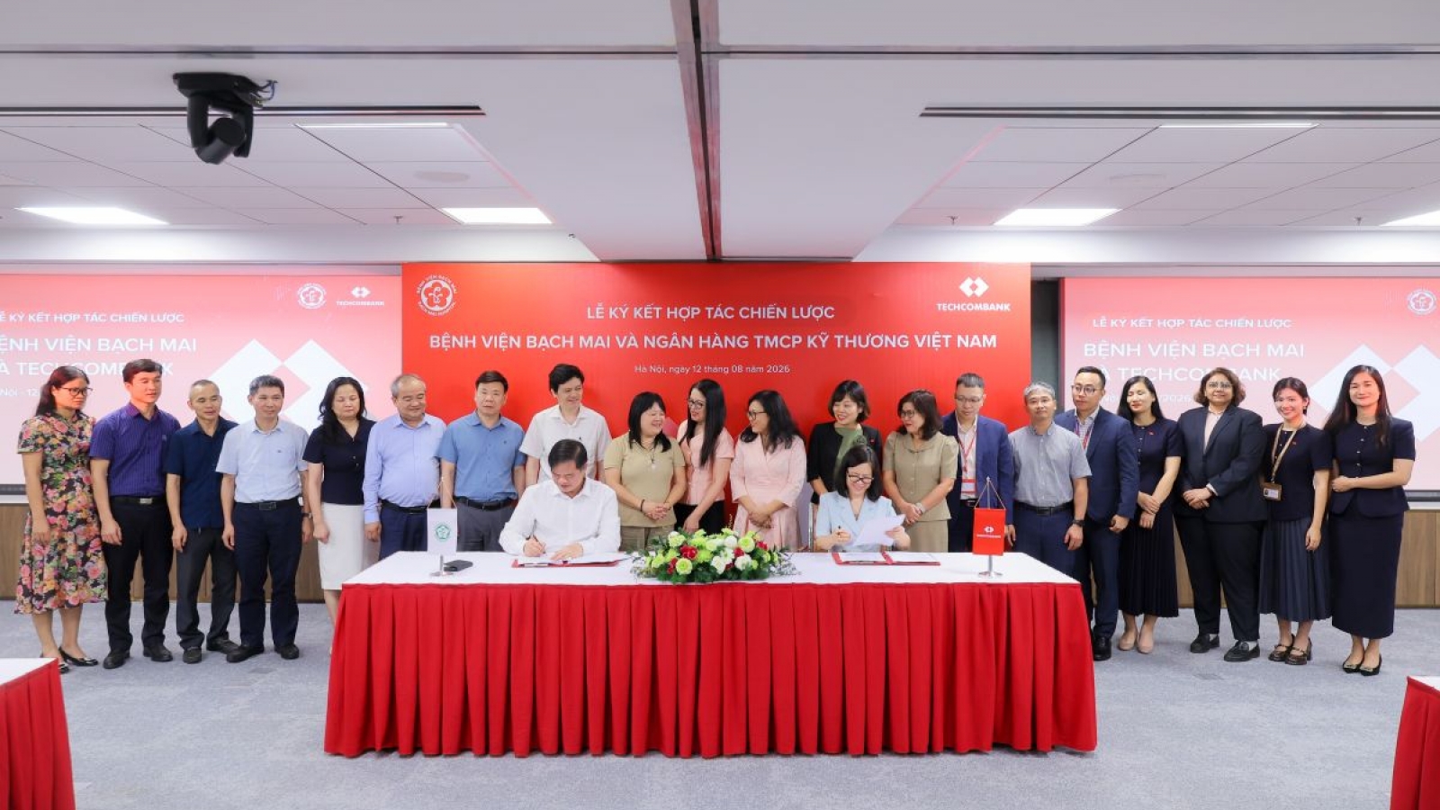 Bệnh viện Bạch Mai và Techcombank hợp tác xây dựng hệ sinh thái tài chính y tế