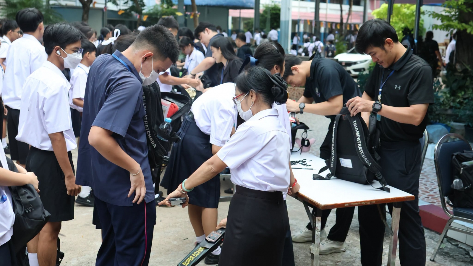 Thái Lan cấm người dân mang súng ra đường