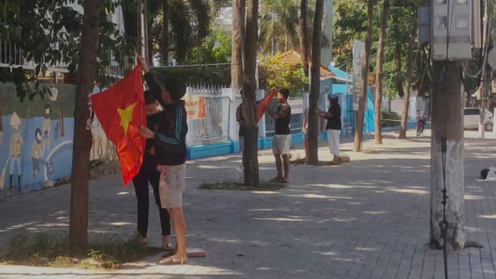 Công an phường ở TP.HCM cho thanh niên "đi bão" dọn rác, làm sạch Đài tưởng niệm