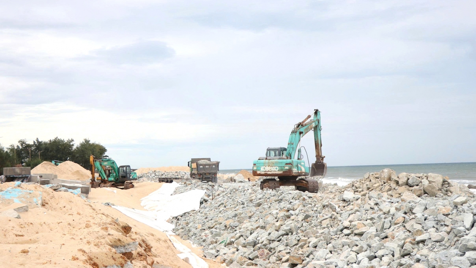 Huế xây dựng đê ngầm, kè bảo vệ bãi biển Thuận An