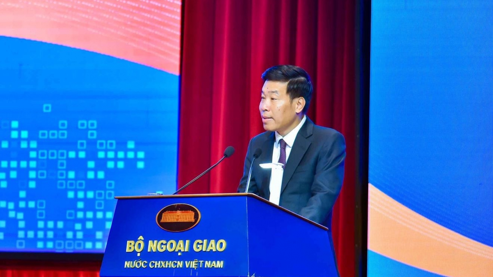 Đối ngoại linh hoạt dựa trên nền tảng chính trị vững chắc
