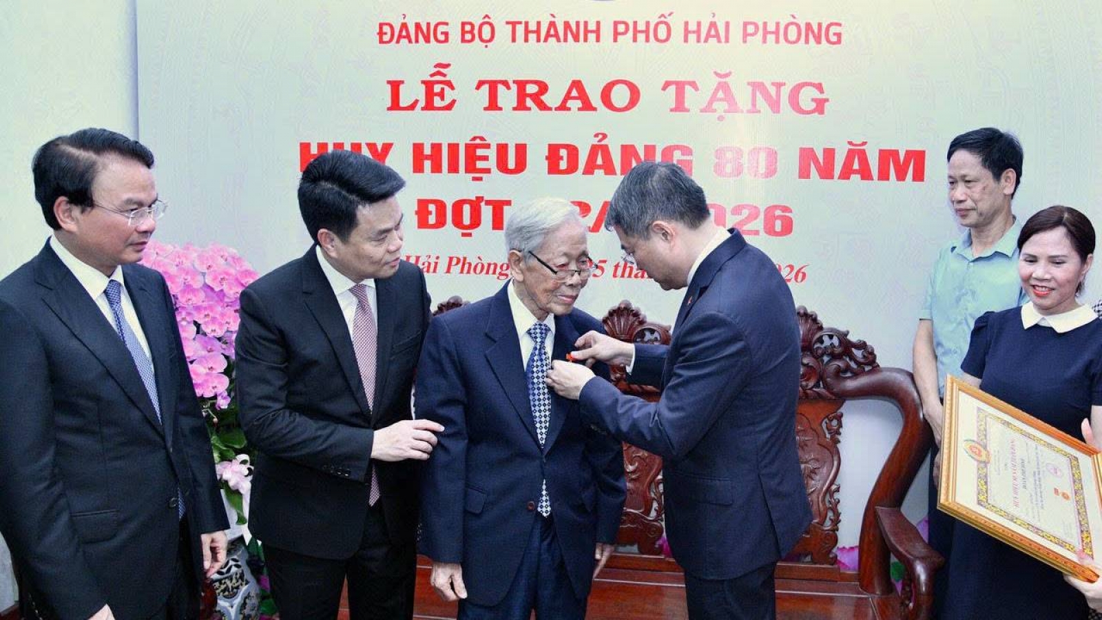 Thủ tướng trao huy hiệu 80, 70 năm tuổi Đảng tại TP Hải Phòng