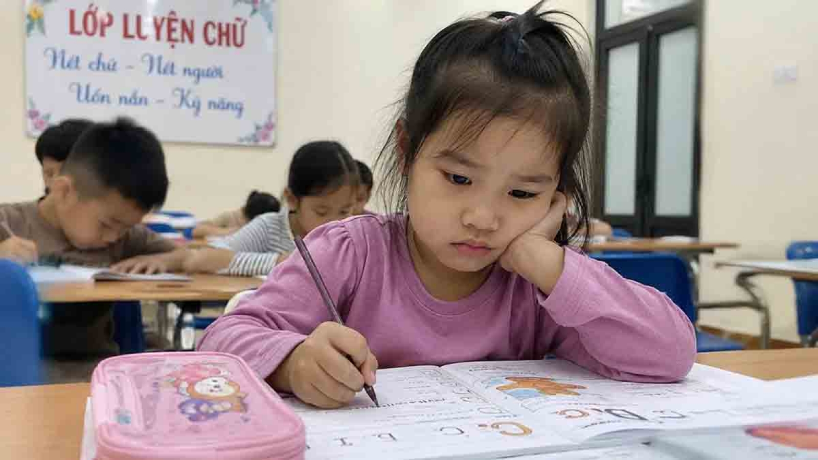 Tiền tiểu học: Cha mẹ lo, con chịu áp lực