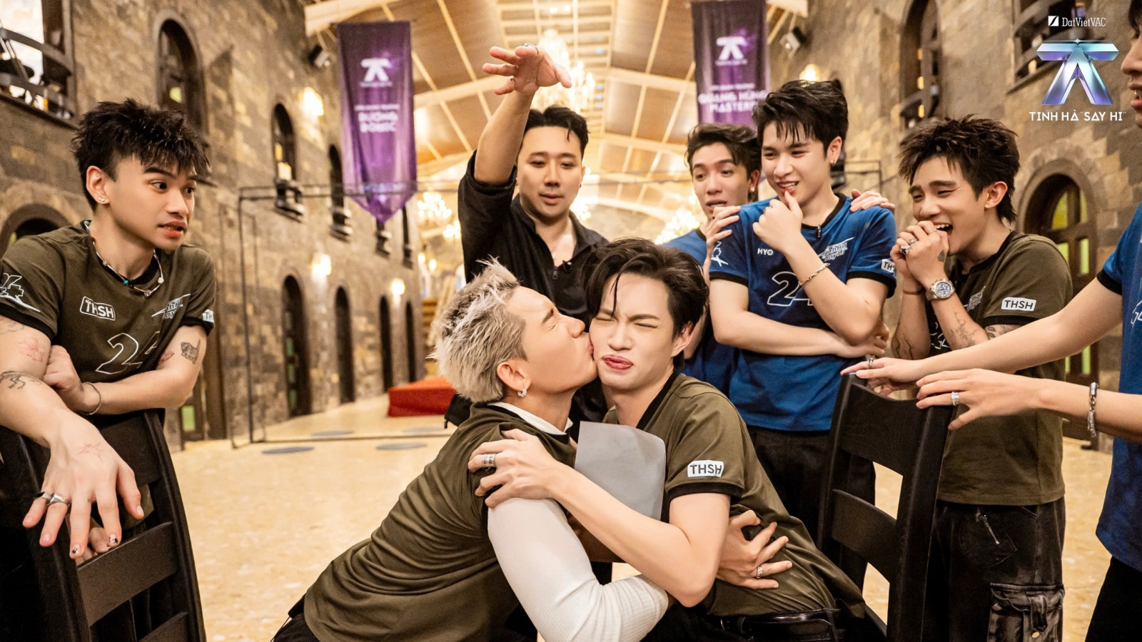 Tinh hà say hi: Nụ hôn WEAN - Pháp Kiều gây sốt trước Livestage 3