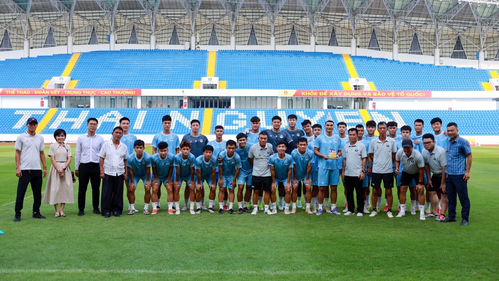 Trẻ Hà Nội FC chuyển giao cho Thái Nguyên FC: Trao bóng đá cho một quê hương