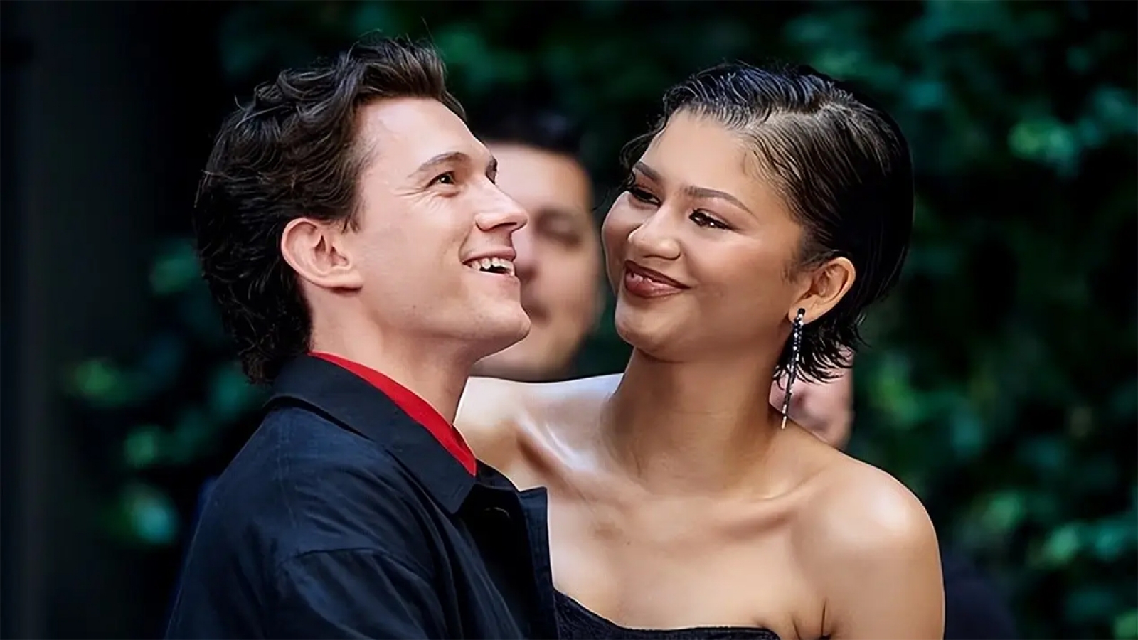 Cặp đôi Tom Holland và Zendaya đã bí mật kết hôn tại dinh thự ở Surrey?