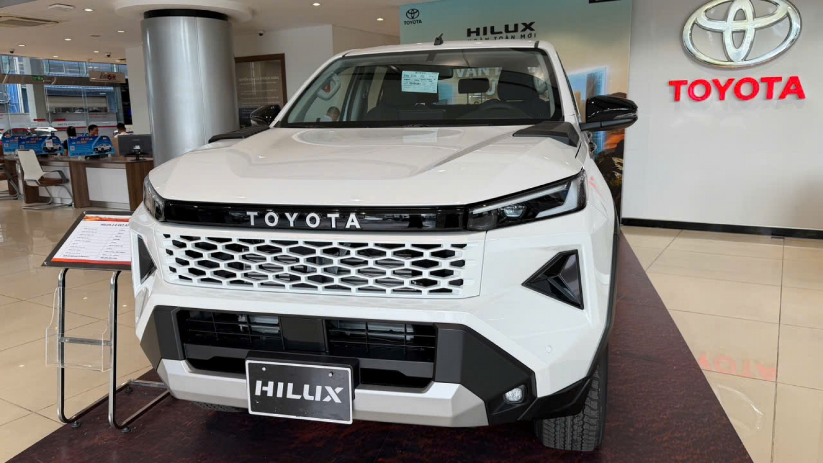 Toyota Hilux giảm giá 40 triệu đồng, tăng sức ép lên Ford Ranger