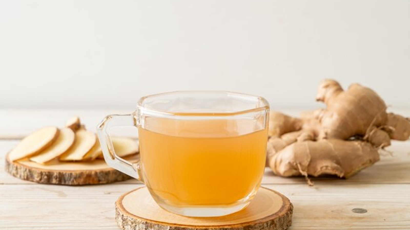 Tụt huyết áp nên uống nước đường hay nước lọc? Điều nhiều người chưa biết