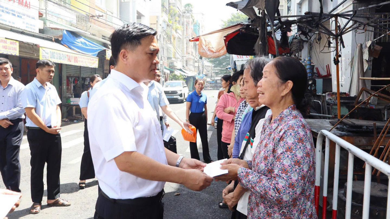 Hỗ trợ ban đầu cho 10 hộ tiểu thương thiệt hại trong vụ cháy ở Đồng Nai