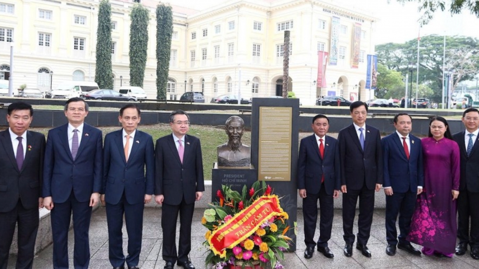 Party Secretariat's member pays tribute to President Ho Chi Minh in Singapore