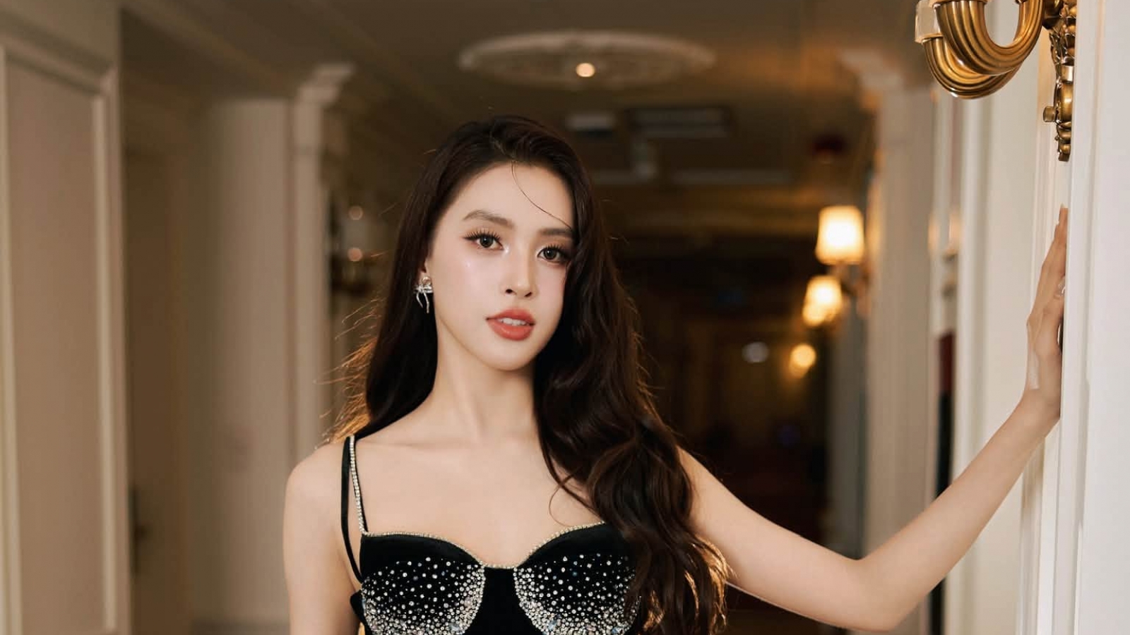 Sao Việt 7-8: Tiểu Vy khiến fan xuýt xoa với bộ ảnh mới