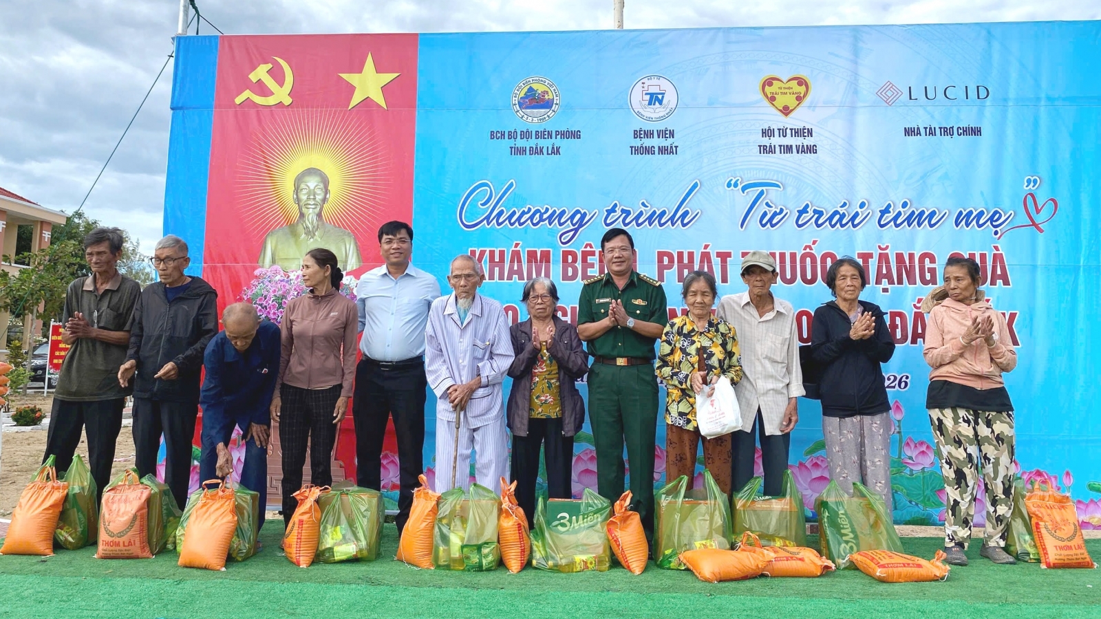 Hơn 300 người dân Đắk Lắk được khám, cấp thuốc miễn phí