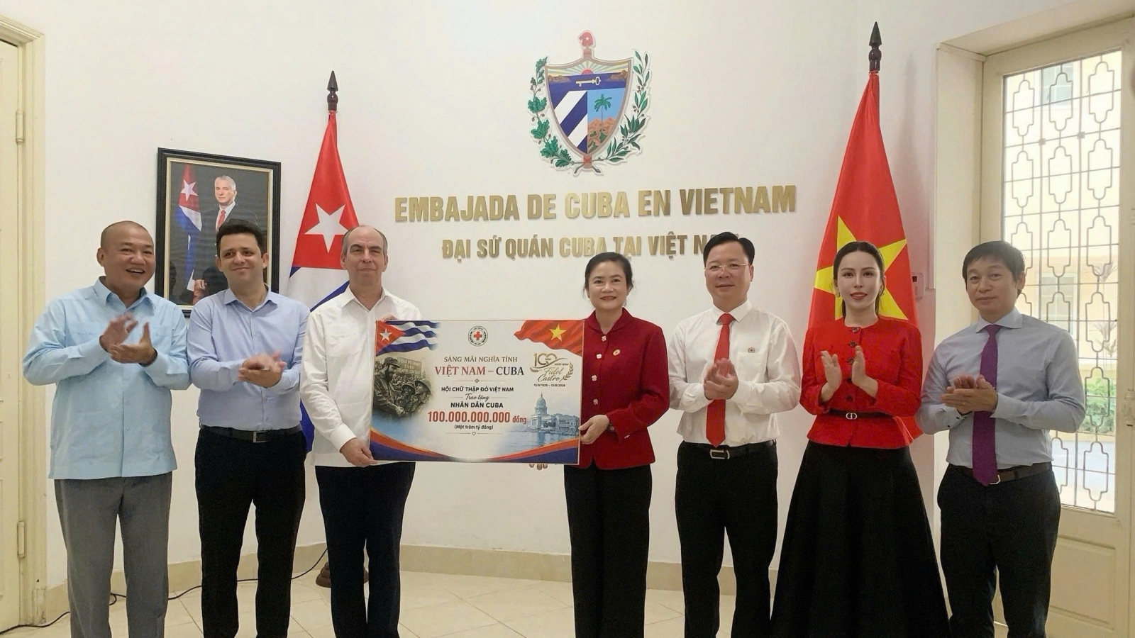 Trao tiền hỗ trợ của nhân dân Việt Nam dành cho nhân dân Cuba