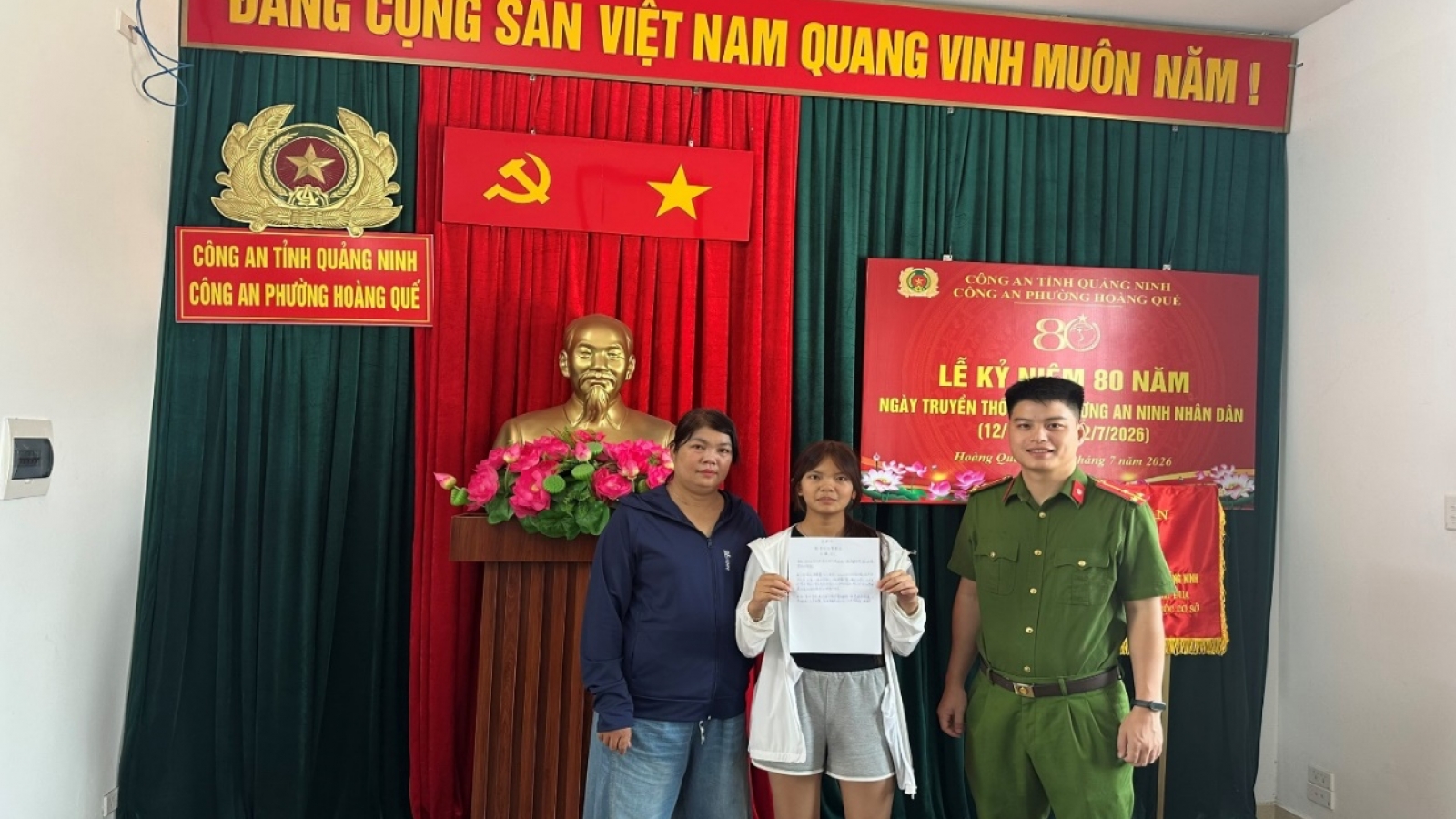 Công an phường kịp thời tìm thấy bé gái người nước ngoài bị lạc ở Quảng Ninh