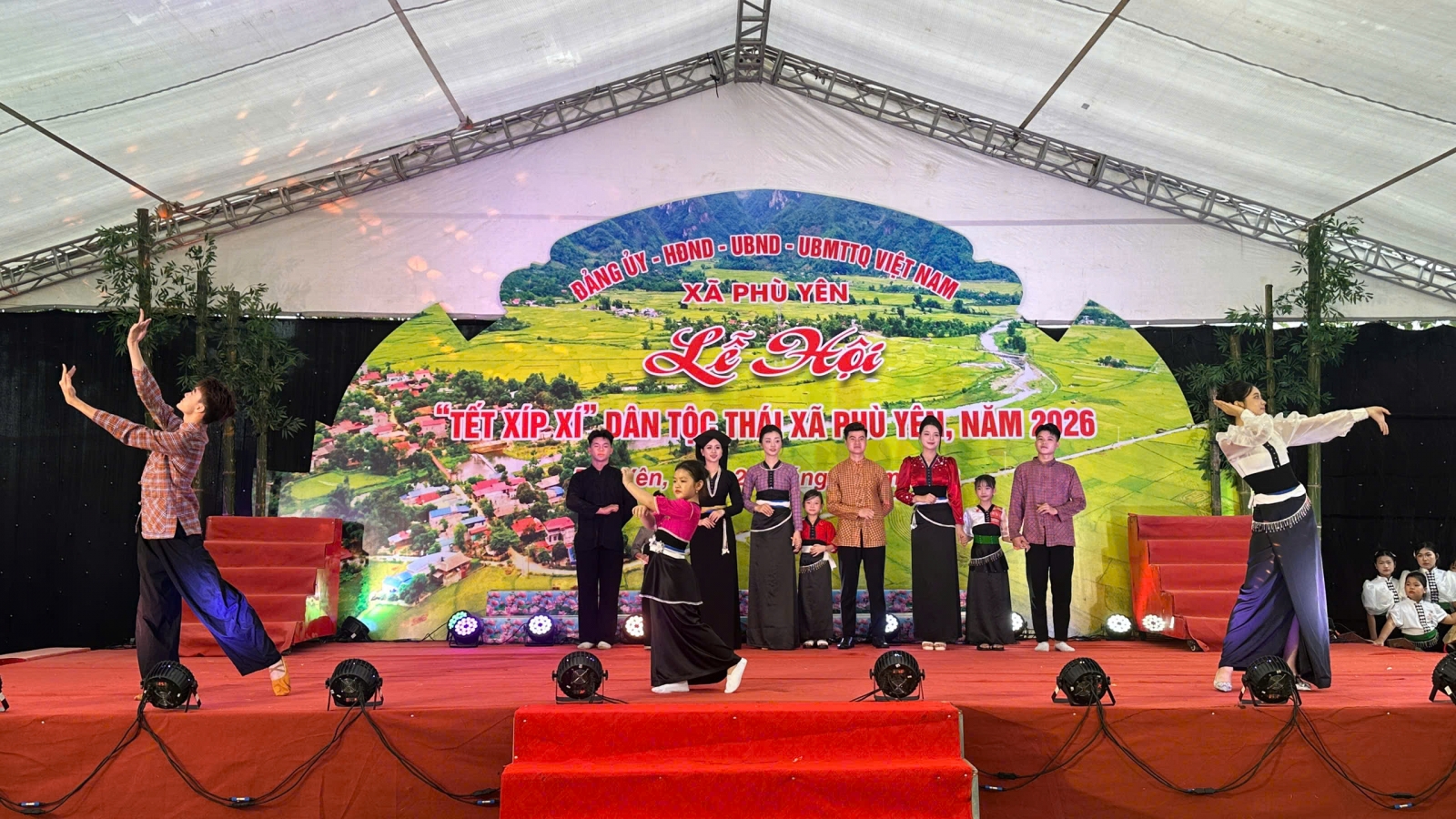 Tưng bừng lễ hội Tết Xíp Xí của người Thái trắng Phù Yên, Sơn La