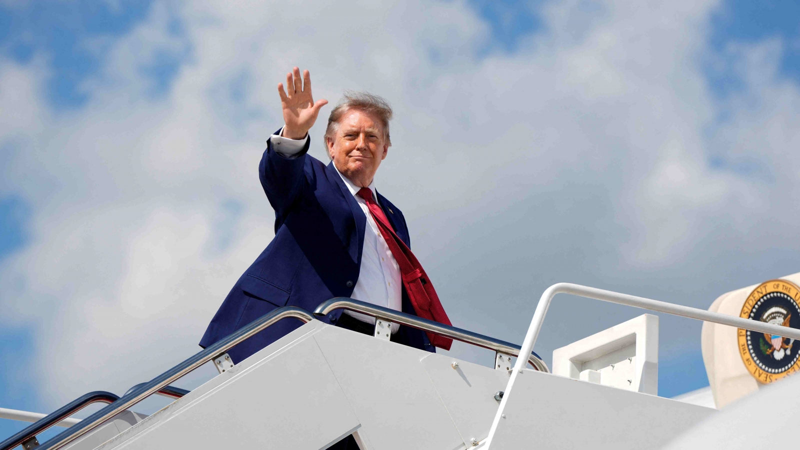 Ông Trump từng “kim thiền thoát xác” giữa mối đe dọa của Iran