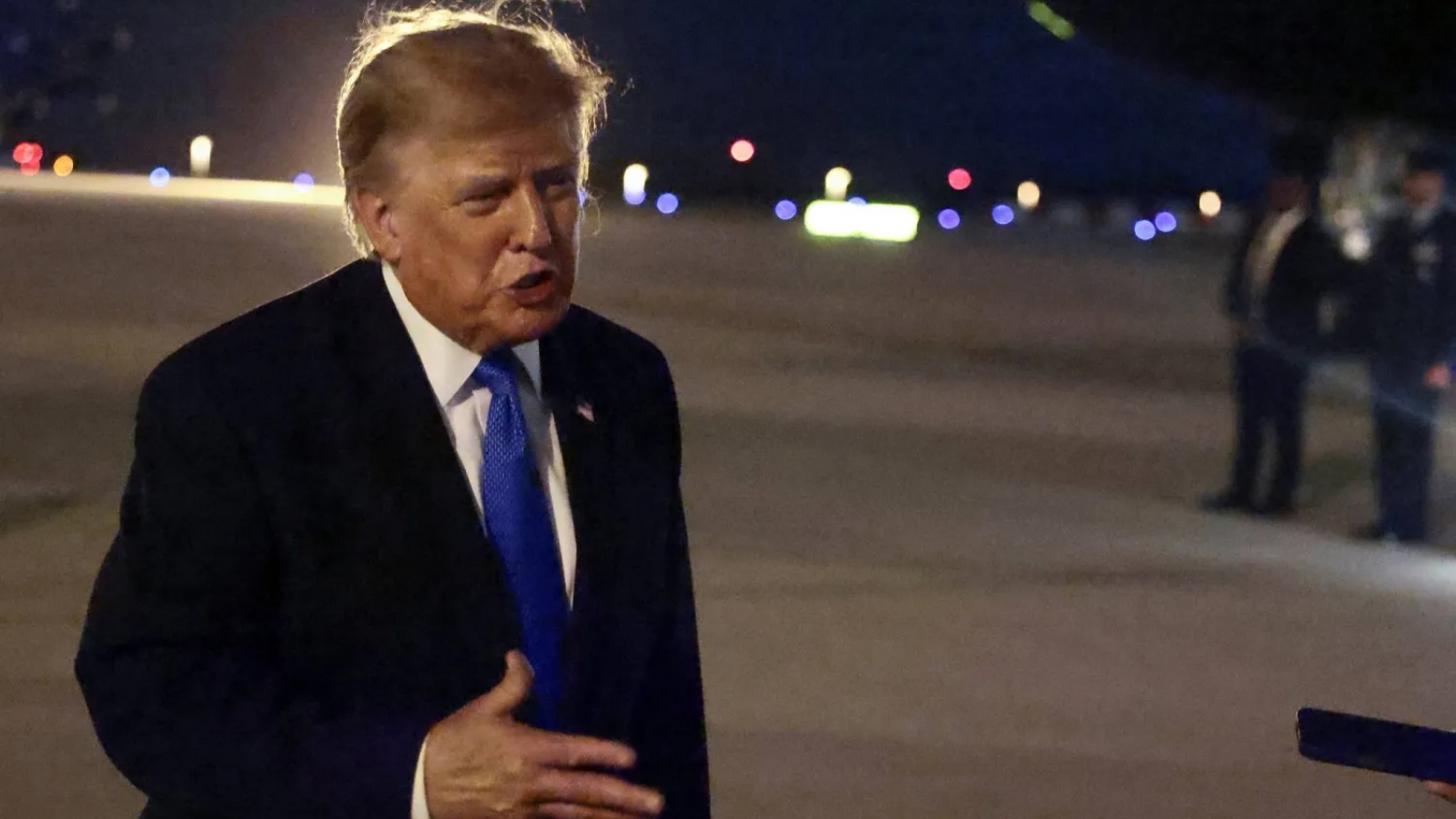 Ông Trump nói Hormuz sẽ sớm được mở lại, cảnh báo tấn công Iran rất mạnh