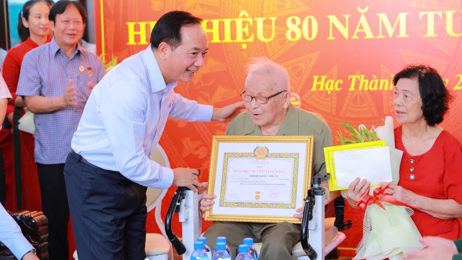 Trưởng ban Tuyên giáo Trung ương trao tặng Huy hiệu 80 năm tuổi Đảng cho đảng viên