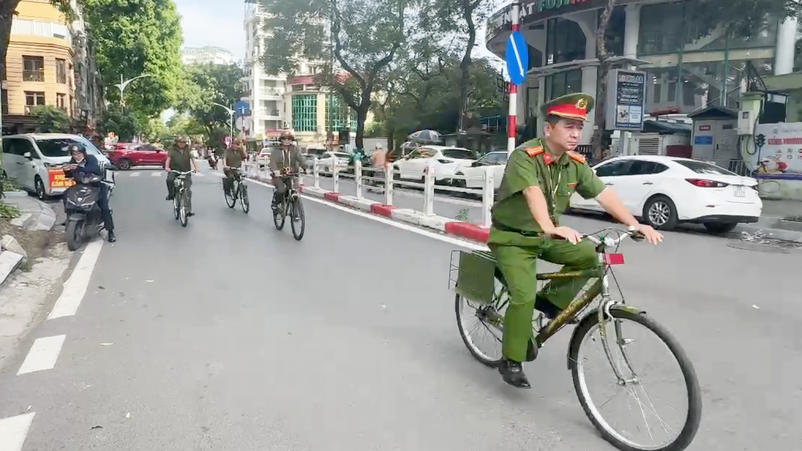 Công an đạp xe tuần tra ở phường Hai Bà Trưng, Hà Nội