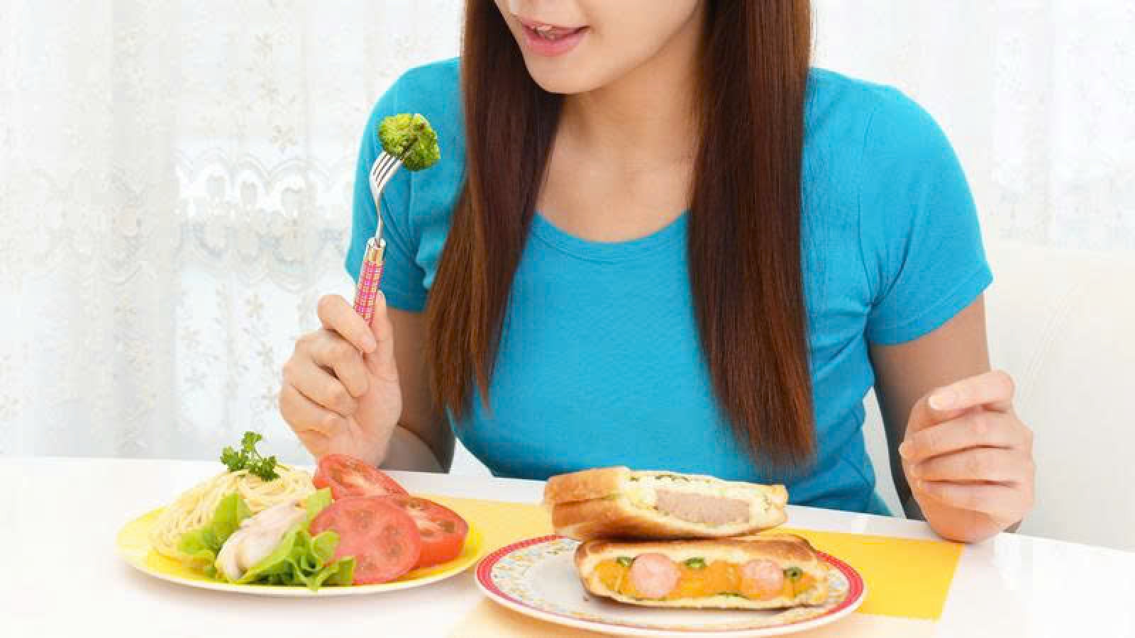 Sau tuổi 40, phụ nữ ăn sáng thế nào để giữ dáng, khỏe xương?
