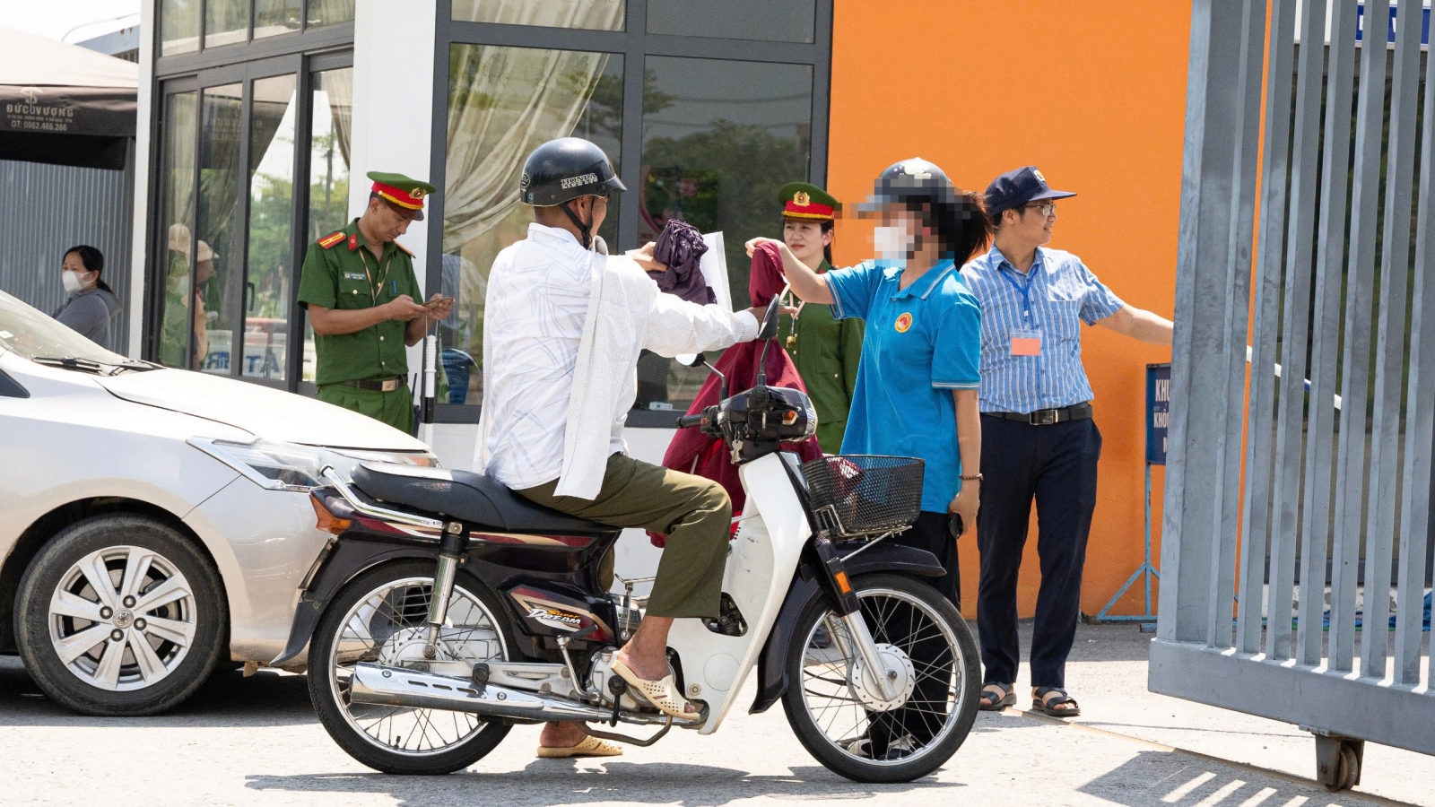 Sáng nay, 326 thí sinh tại điểm thi Chuyên Tuyên Quang thi môn đầu tiên