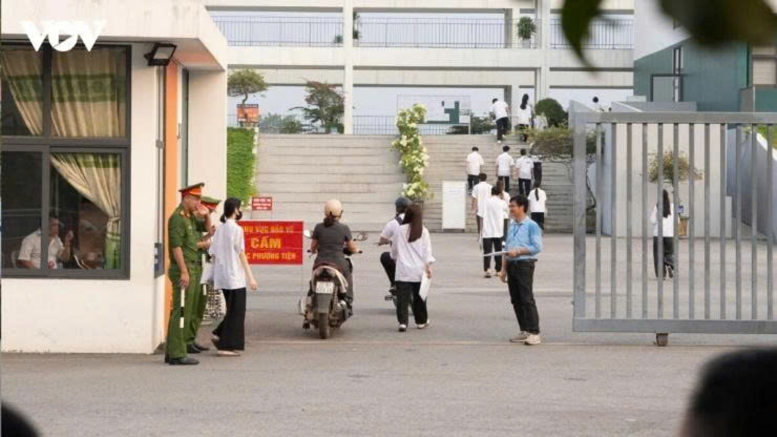 Thi lại ở Chuyên Tuyên Quang: 81,4% học sinh đạt khá, giỏi môn Hóa