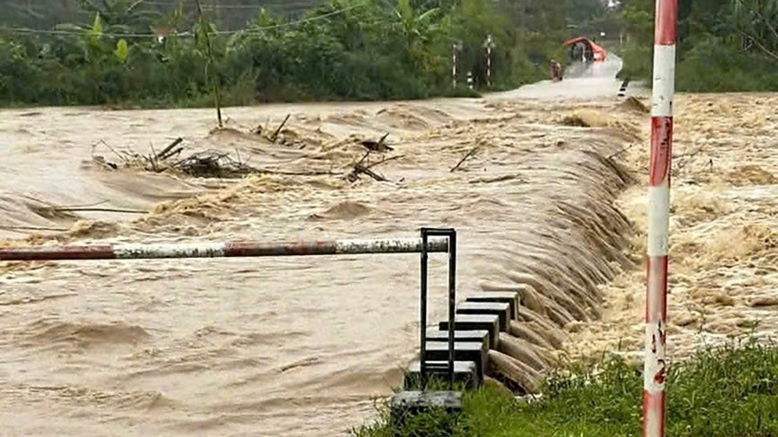 Typhoon Narra weakens, northern Vietnam grapples with floods and landslides