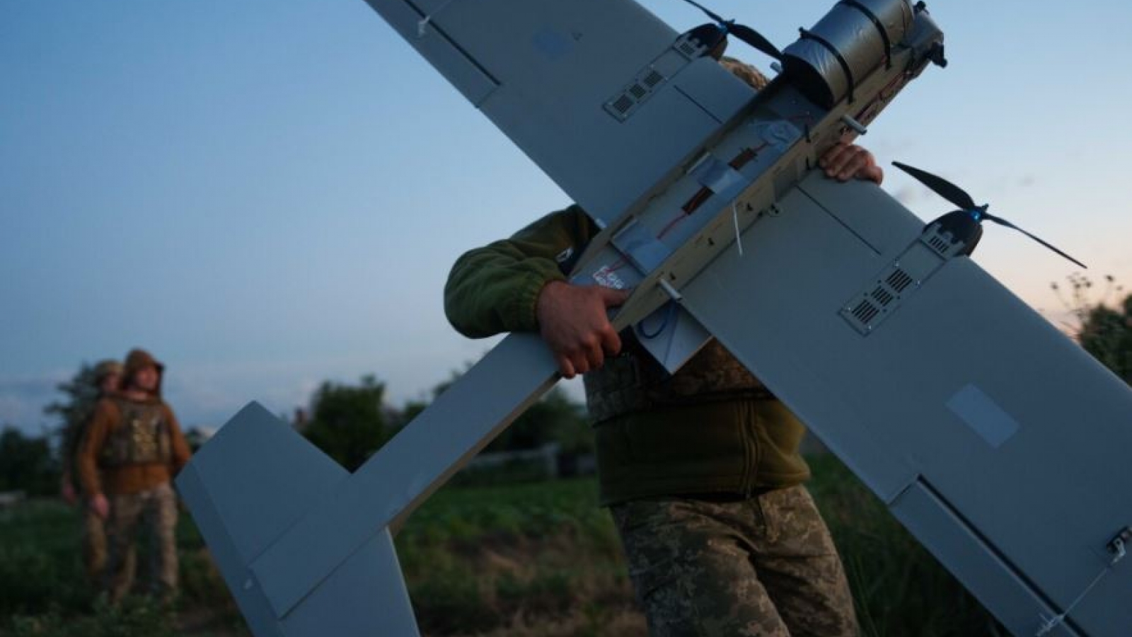 Ukraine tung hàng trăm UAV tập kích khắp lãnh thổ Nga