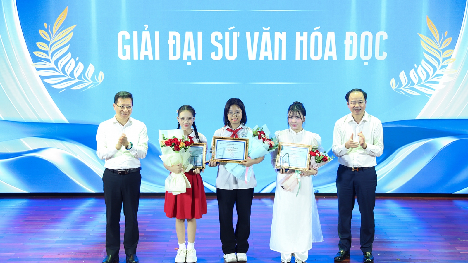 Học sinh Quảng Ninh dùng công nghệ mở rộng không gian đọc