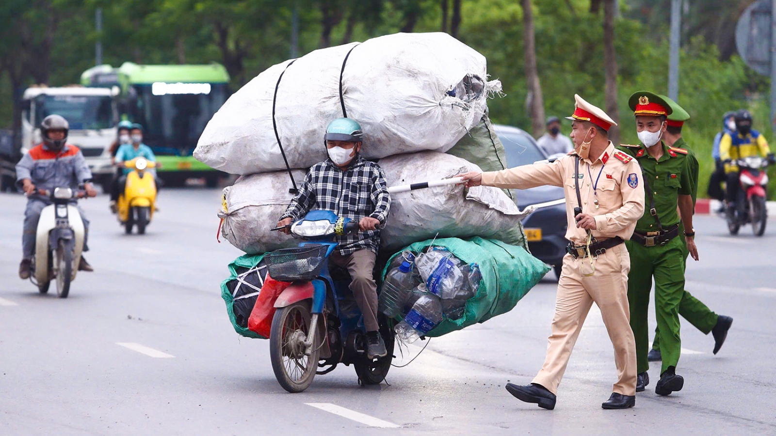 Chỉ trong 1 tháng, công an Hà Nội xử lý hơn 50.000 trường hợp vi phạm giao thông