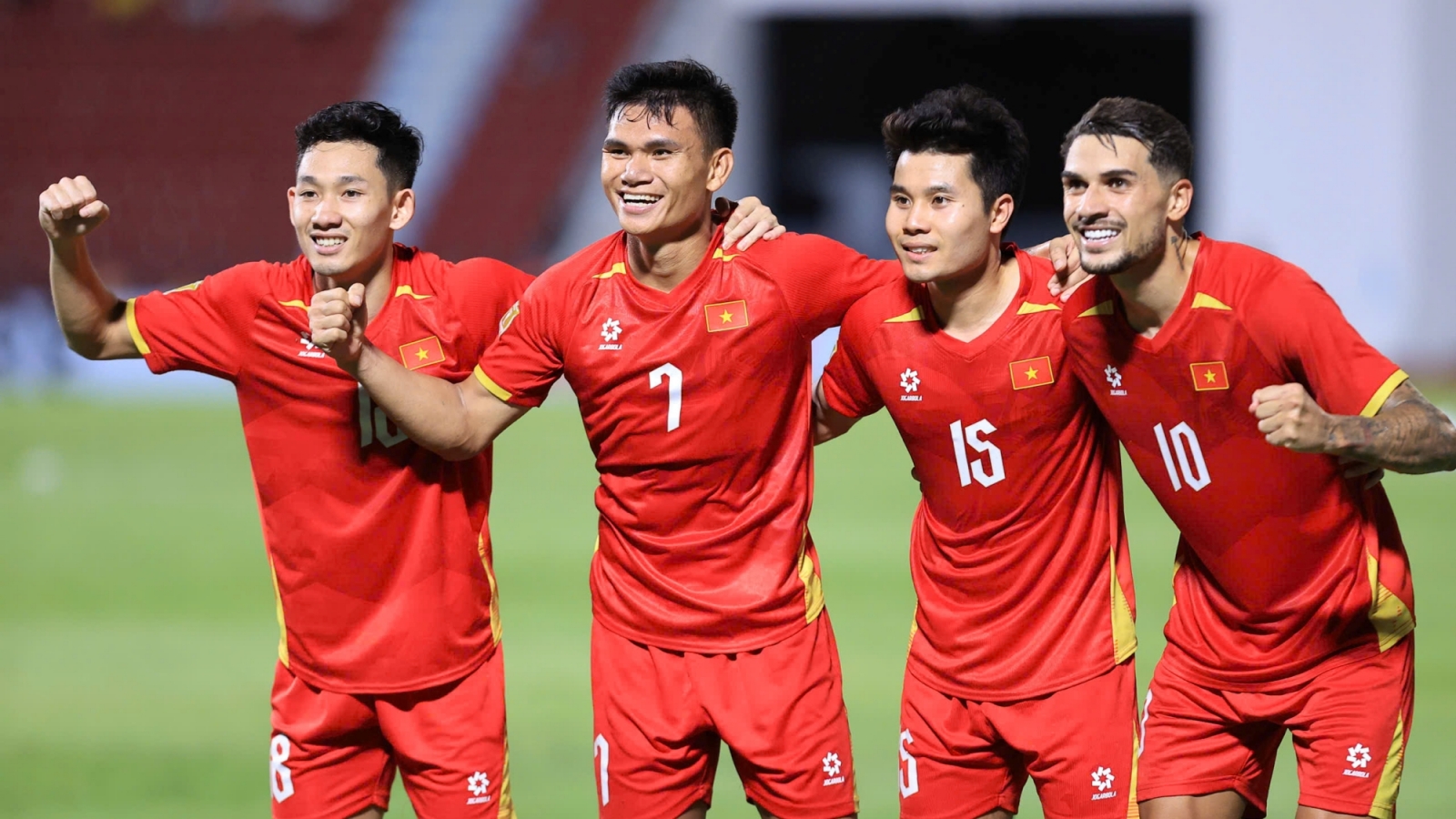 ĐT Việt Nam tri ân cổ động viên ở Rajamangala sau trận thắng 2-0 trước ĐT Thái Lan