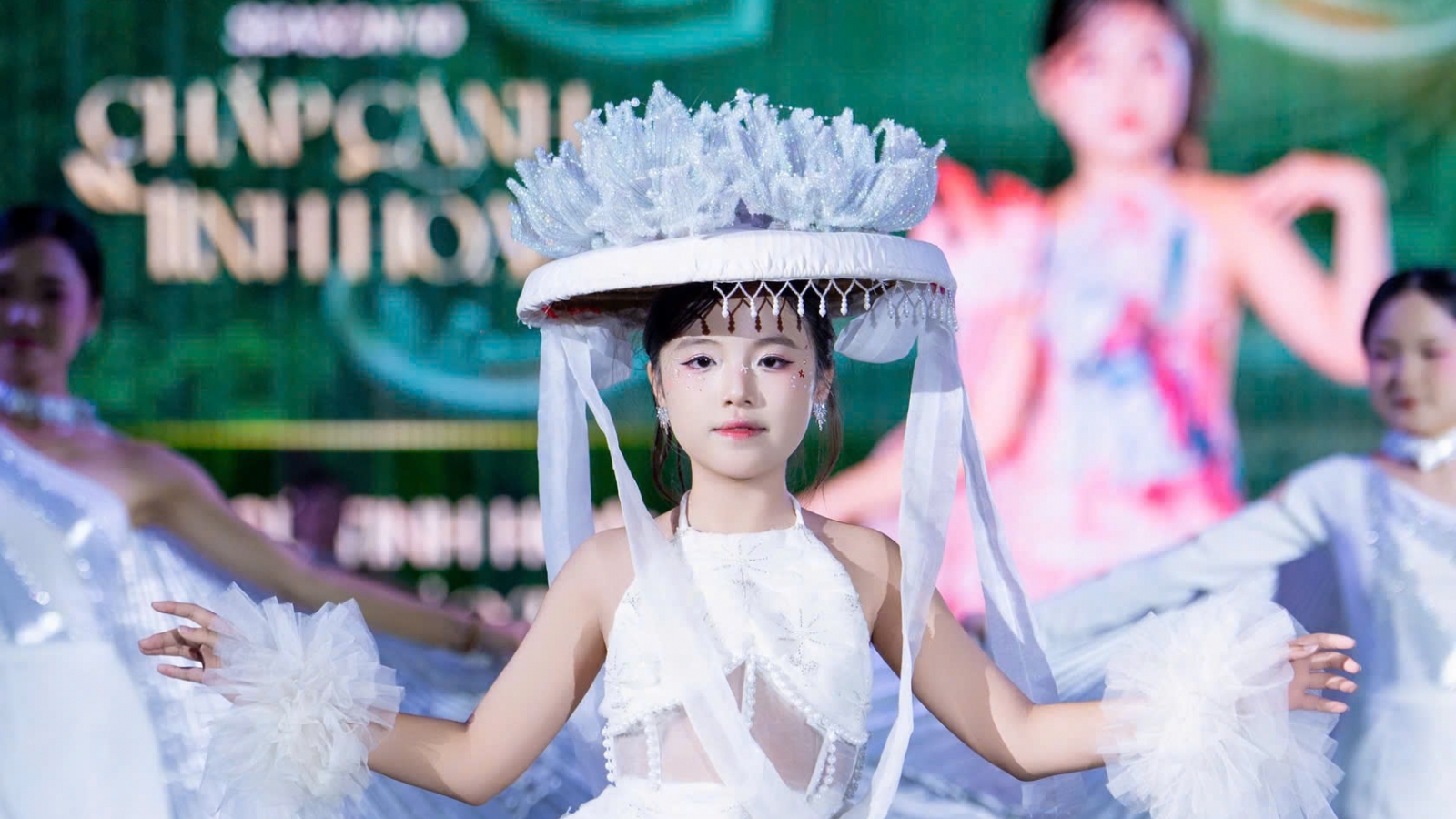150 mẫu nhí tái hiện vẻ đẹp văn hóa Việt trong không gian phố cổ Hoa Lư