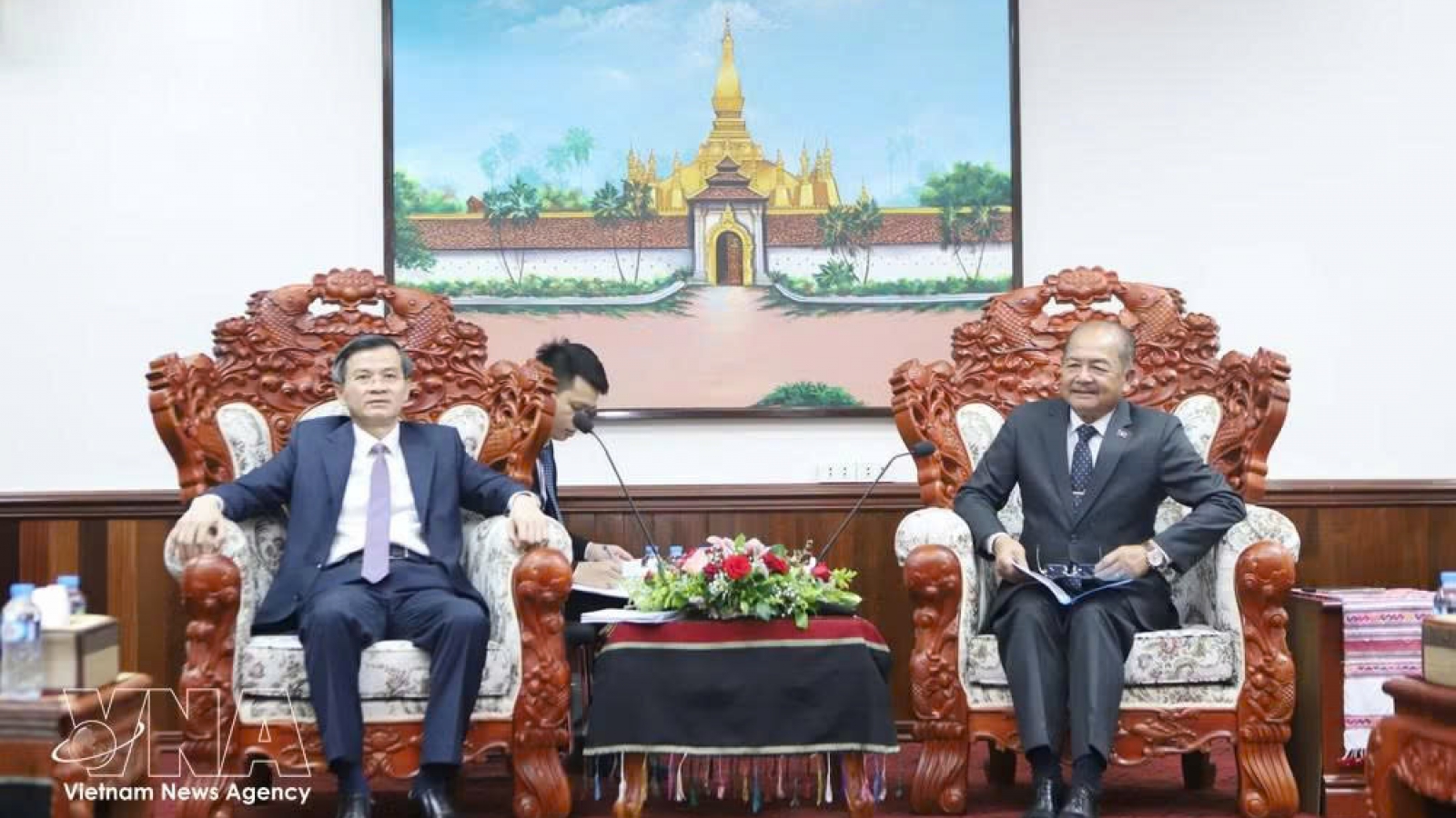 Vietnam, Laos step up cooperation in political theory, training