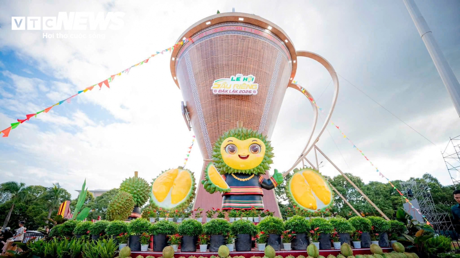 A close-up view of Vietnam’s largest durian-carrying basket model