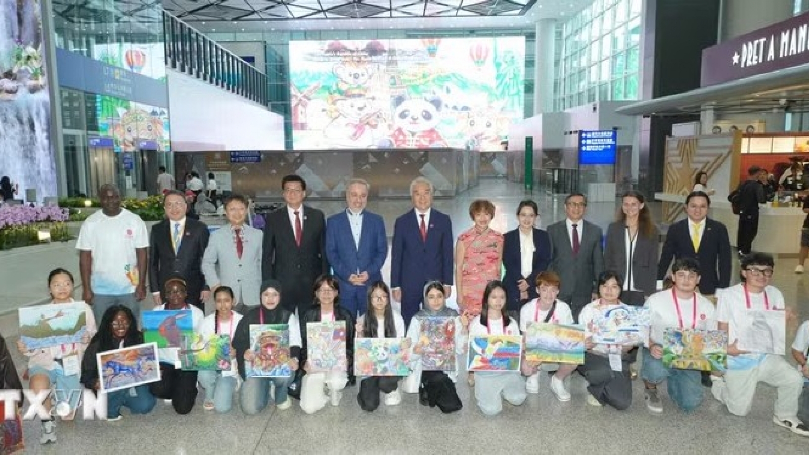 Vietnamese teen wins Gold at international children's painting contest in Hong Kong