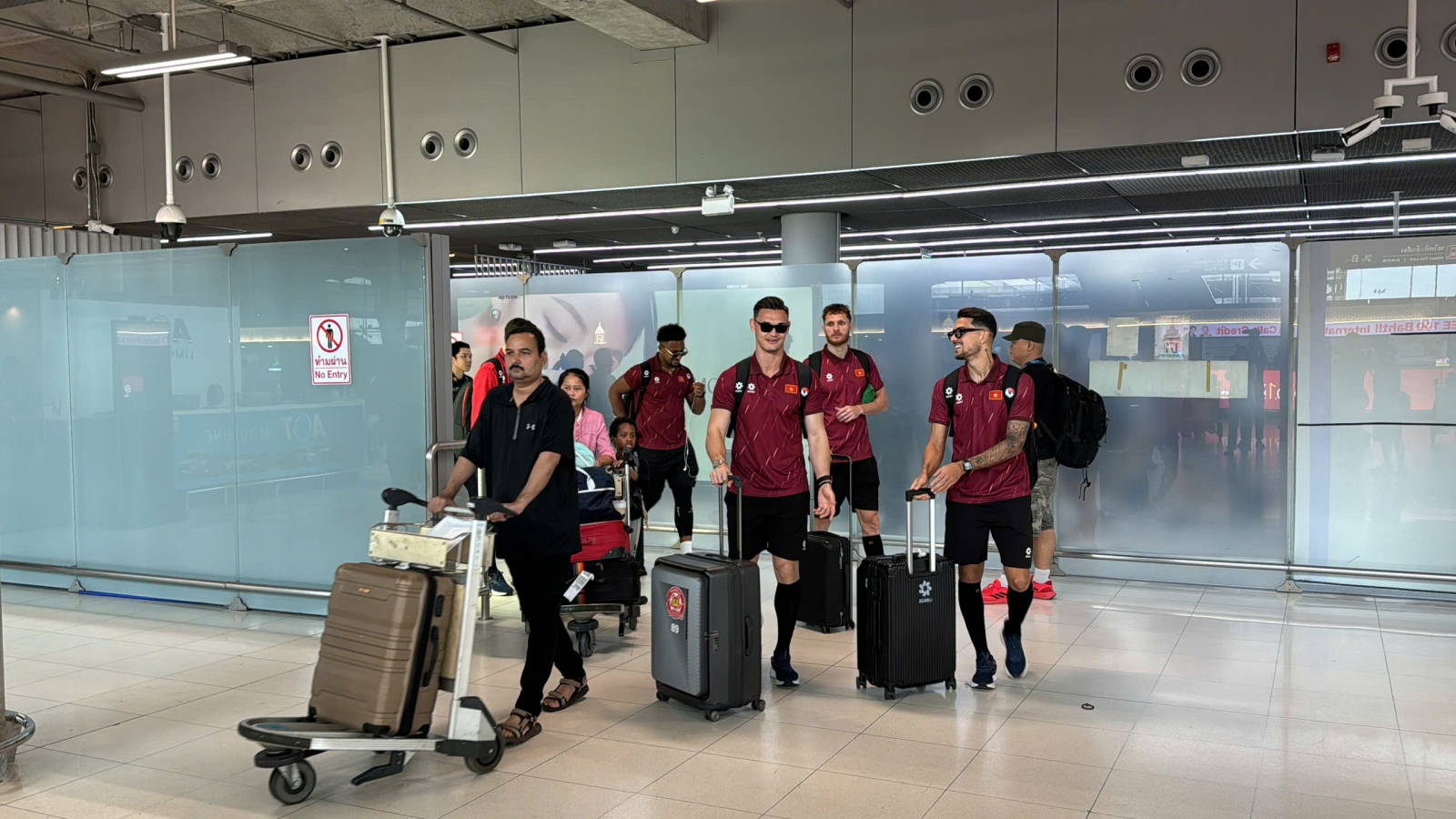 ĐT Việt Nam đến Thái Lan, sẵn sàng cho trận chung kết lượt đi ASEAN Cup