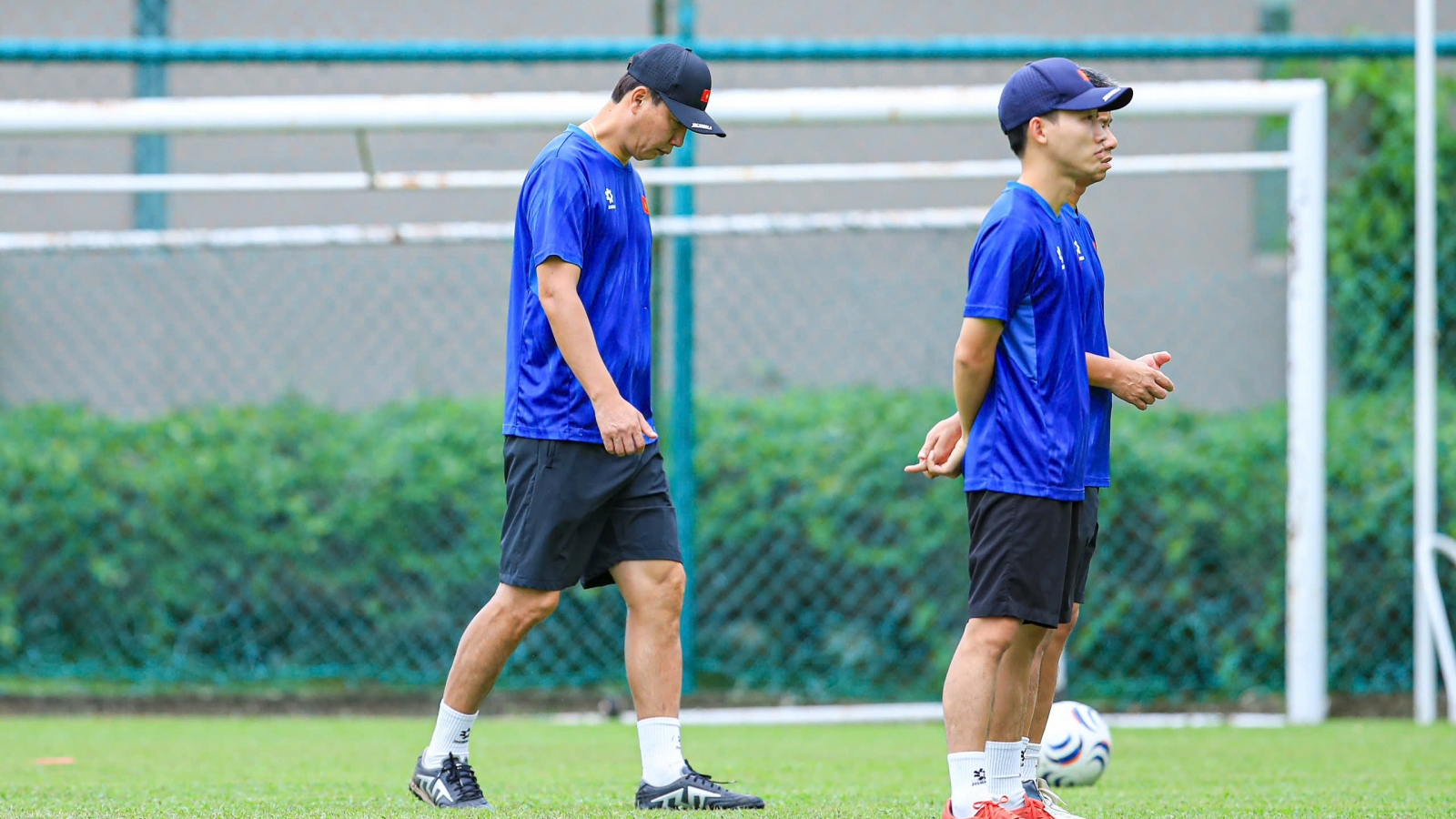 HLV Kim Sang Sik "đăm chiêu" trước ngày ĐT Việt Nam đấu ĐT Malaysia ở ASEAN Cup