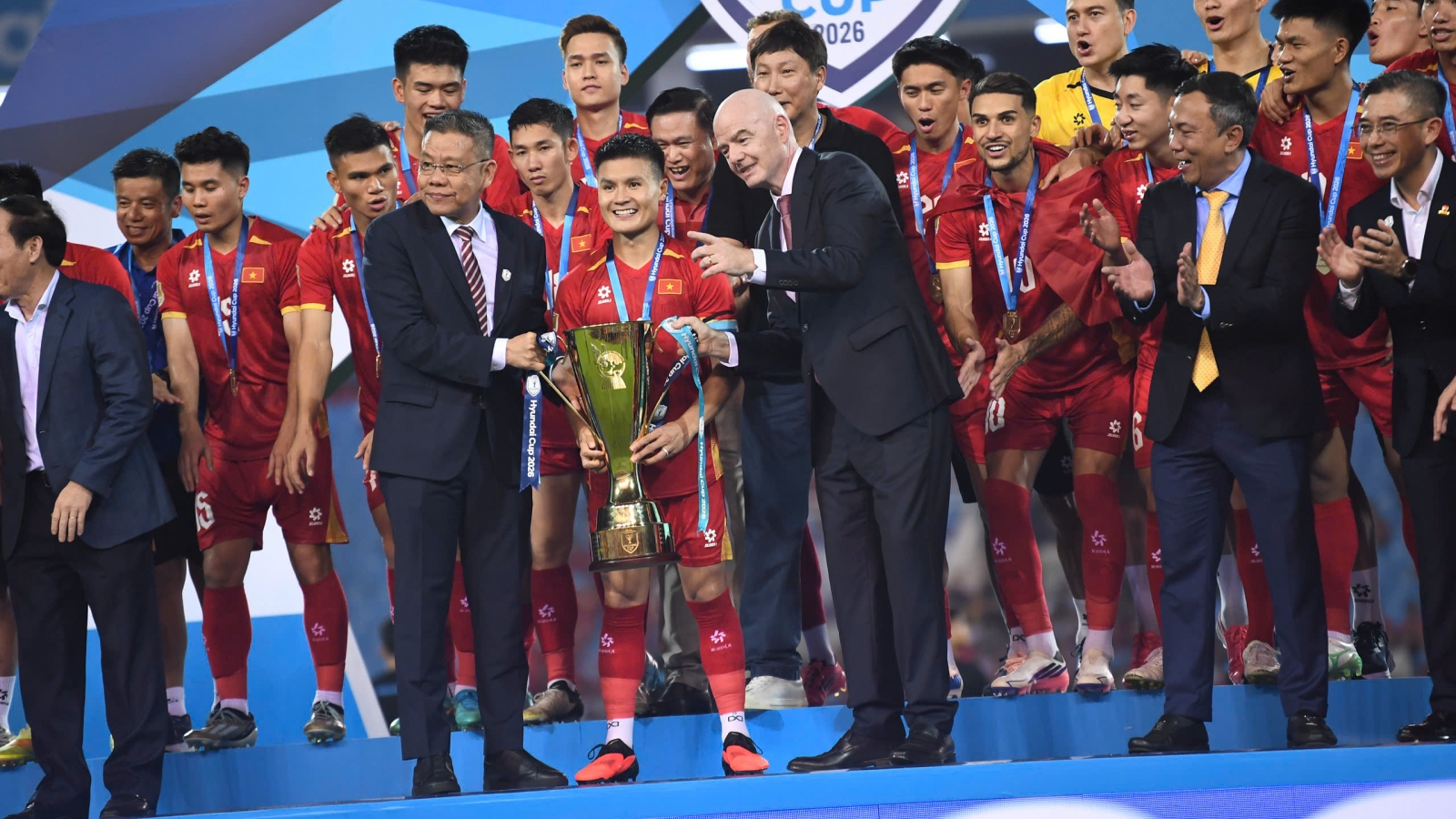 Khoảnh khắc Chủ tịch FIFA trao cúp vô địch ASEAN Cup 2026 cho ĐT Việt Nam