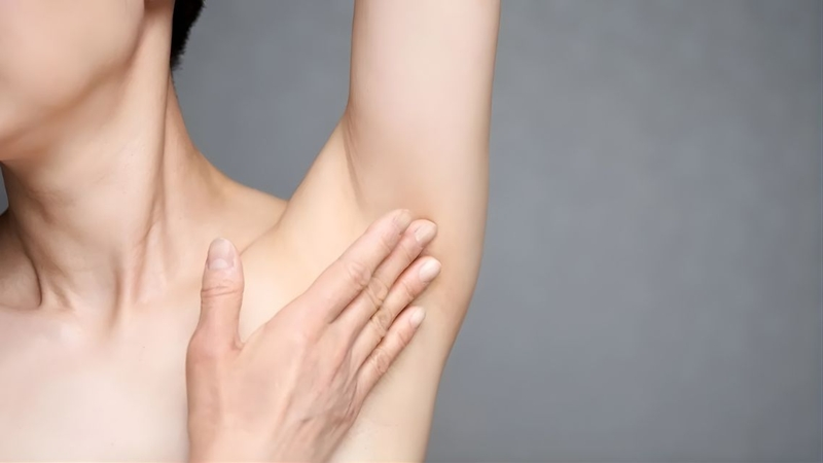 Vỗ nhẹ vào nách mỗi ngày có tác dụng gì? Điều ít người biết