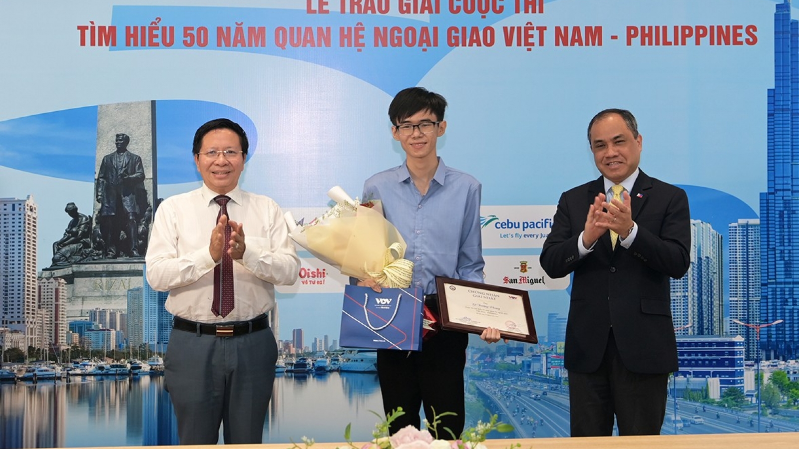 Nam sinh TP.HCM đoạt giải Nhất cuộc thi tìm hiểu 50 năm quan hệ Việt Nam - Philippines