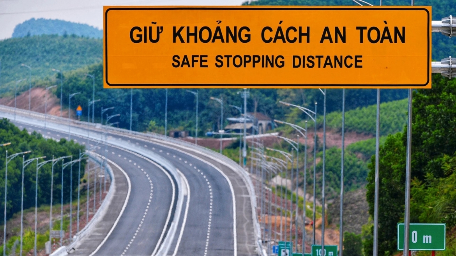 Tài xề "bày mẹo" giữ khoảng cách an toàn trên cao tốc tránh bị phạt