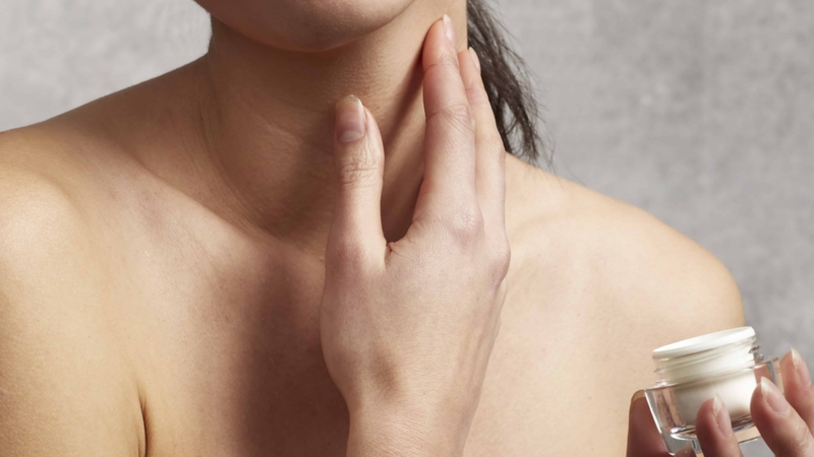 Vì sao da cổ ngày càng sạm đen? Những nguyên nhân ít người ngờ tới