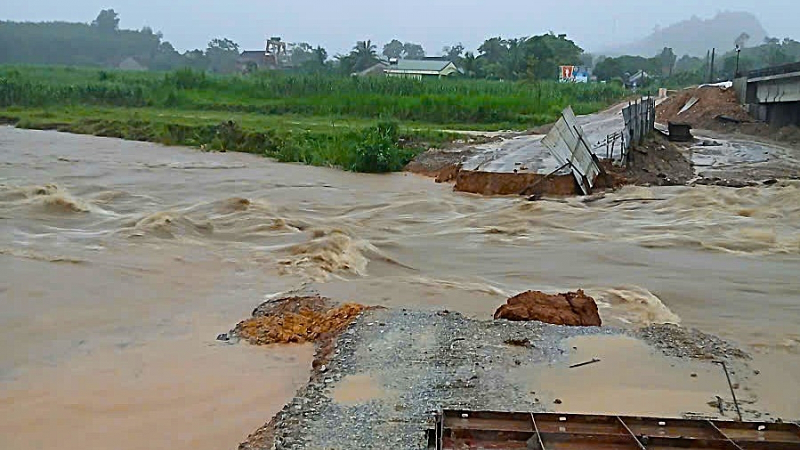 Mưa lớn gây ngập, chia cắt nhiều tuyến đường ở Nghệ An