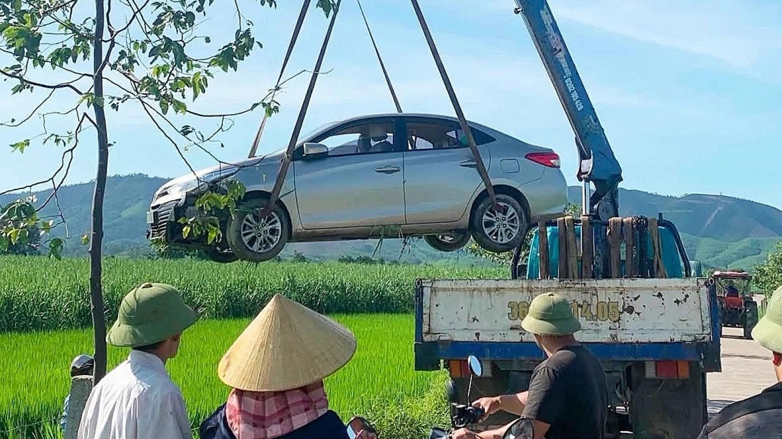 Xe dịch vụ lao xuống ruộng ở Nghệ An, tài xế tử vong